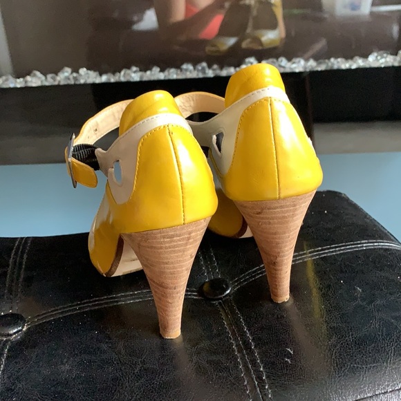 Cute shoes used a few times . - Picture 2 of 8